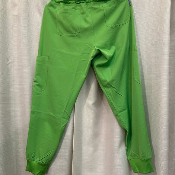 Vibrant Green Ava Therese Scrub Set - Picture 6 of 6